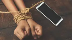 செல்போனுக்கு அடிமையாதல்