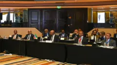 ወከልቲ ሰለስቲአን ሃገራት ኣብ ዙርያ እቲ ኣካታዒ ግድብ ዘካይዱዎ ዘተ ትማሊ ከም ዝጀመሩ ሰብ መዚ ግብጽን ኢትዮጵያን ኣፍሊጦም