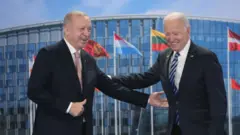 ABD Başkanı Joe Biden ile Cumhurbaşkanı Recep Tayyip Erdoğan, Biden'ın göreve geldiği 20 Ocak'tan sonra ilk yüz yüze görüşmelerini bugün, NATO zirvesi için gittikleri Brüksel'de gerçekleştirdi.