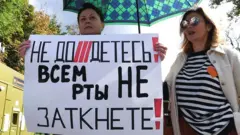 Протестующие против закрытия "Дождя"