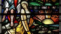 Vitral que representa el martirio de Santa Dympna