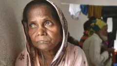 चक्रीवादळामुळे विस्थापित झालेली बाई