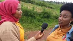 Akimana Latifat ari kubaza ibibazo umuturage