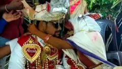 వరుడికి తాళి కడుతున్న వధువు