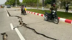 ভূমিকম্পের পর মিয়ানমারের রাজধানী নেপিডোর রাস্তায় ফাটল