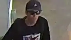 Снимок Тайлера Робинсона с камеры наружного наблюдения, на котором он в черных очках, темном свитере и бейсболке