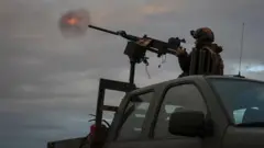 Українські військовослужбовці з мобільного підрозділу протидії дронам ведуть вогонь з кулемета M2 Browning під час бойового чергування на передовій у Донецькій області