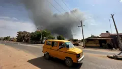 دخان متصاعد من جراء قصف مناطق في السودان