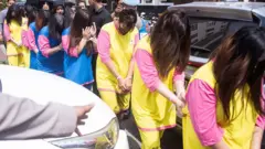 Ditreskrimum Polda Jawa Barat menangkap 13 tersangka anggota sindikat yang bermarkas di Pontianak, Kalimantan Barat dalam kasus tindak pidana perdagangan orang (TPPO) jaringan internasional dengan memperdagangkan sedikitnya 25 bayi melalui modus adopsi secara ilegal ke Singapura.