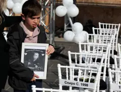 63 bele stolice na svakoj bela ruža i imena žrtava požara u Kočanima, tragedija u kočanima, tragedija u severnoj makedoniji, godišnjica tragedije u severnoj makedoniji