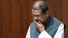 கல்வி அமைச்சர் தர்மேந்திர பிரதான் சனிக்கிழமை தனது ராஜிநாமாவை பிரதமரிடம் அளித்தார்