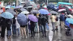 बुधवार महानगरपालिको मूलढोकाअगाडि विरोध प्रदर्शन गर्दै केही व्यक्तिहरू 