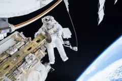 Astronauta en el espacio, sobre la Tierra.