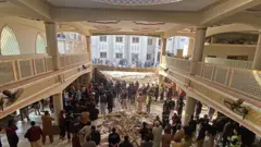 دیوار مسجد در پیشاور فرو ریخت