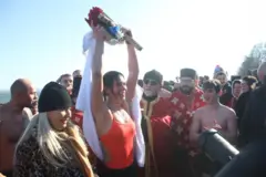 bogojavljanje u zemunu, plivanje za časni krst u zemunu na bogojavljanje, devojka prva doplivala do časnog krsta u zemunu