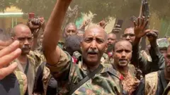ጀነራል ኣል-ቡርሃን ምስ ወተሃደራቱ ኣብ ካርቱም
