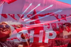 chp bayrağı ve bir kadın 