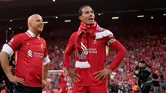 Mkufunzi wa Liverpool Arne Slot na mchezaji Virgil van Dijk