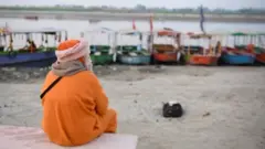 वृंदावन में नदी किनारे बैठा साधु