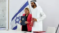 İsrail Ekonomi ve Sanayi Bakanı Orna Barbivai ve BAE'den muadili Abdullah bin Touq al Marri