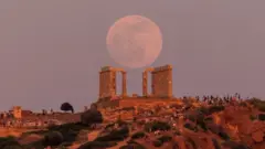 Poseidon Tapınağı'nın üzerinde süper ay