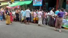 အပြင်ဆီစျေးတွေတက်လို့ မြန်မာနိုင်ငံဆီကုန်သည်နှင့်ဆီလုပ်ငန်းရှင်များအသင်းက ရောင်းတဲ့ဆီကို တန်းစီဝယ်နေကြ
