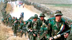 Guerrilleros de las FARC en enero de 1999