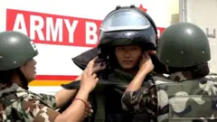 बम निष्क्रिय पार्ने महिला सैनिक।