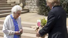 La Reina recogiendo la rosa.