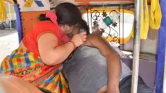 ये तस्वीर सोशल मीडिया पर वायरल रही थी, जिसमें एक पत्नी अपने पति को मुंह से ऑक्सीजन देने की कोशिश कर रही थी.
