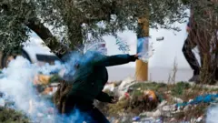 فلسطيني في مواجهة مع جنود إسرائيليين