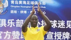 Yaya Touré akomera amashyi abafana ba Qingdao Huanghai