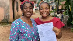 Nwunye Akuwuodor na nwa ya nwaanyị ebe ha ji akwụkwọ mkpebi ụlọikpe
