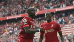 ساديو ماني محتفلا بتسجيله الهدف الأول في مرمى كريستال بالاس