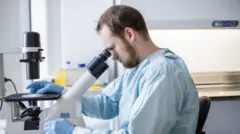 laboratuvarda çalışan bilim insanı
