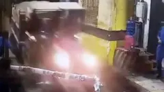 சுங்கச்சாவடி தடுப்புகளை இடித்துச் சென்ற டிராக்டர்கள்