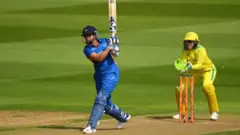 ભારતે પ્રથમ બૅટિંગ કરતાં 20 ઓવરમાં આઠ વિકેટના નુકસાને 154 રન કર્યા હતા. તેના જવાબમાં ઑસ્ટ્રેલિયન ટીમે 19 ઓવરમાં ત્રણ વિકેટ ગુમાવીને લક્ષ્ય હાંસલ કરી લીધું હતું.