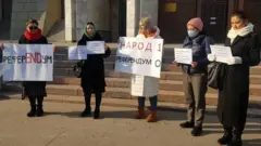 Референдумга каршы чыккан бир нече активист митинг өткөрдү. Мындай нааразылык жүрүштөрү ар аптада өтүүдө