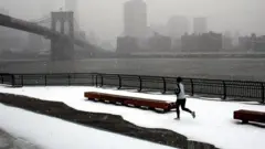 Mulher correndo na neve