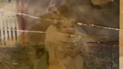 Rob'un elinde Shawna'dan kalan bir kaç hatıradan biri bu çocukluk fotoğrafı