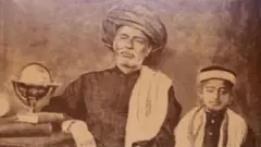 महात्मा जोतीराव फुले यांच्यासोबत त्यांचा मुलगा यशवंत