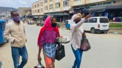 ኣብ መገዲ ዝንቀሳቐሱ ሰባት - መቐለ