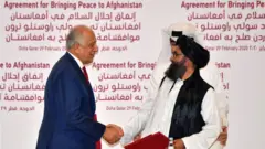 ممثلا الولايات المتحدة وحركة طالبان
