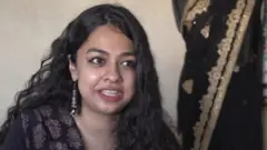 ద శారీ గర్ల్ కథనం