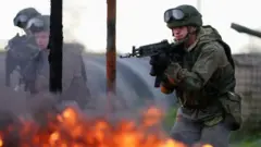 來自波羅的海艦隊的俄羅斯海軍陸戰隊在俄羅斯加裏寧格勒地區參加演習。