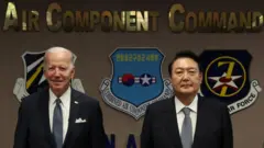 22일 오산 공군작전사령부 항공우주작전본부를 방문한 윤석열 대통령과 바이든 미국 대통령
