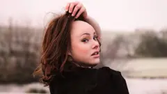لورا تنزع باروكتها