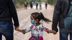 Migrantes en la frontera de México con Estados Unidos