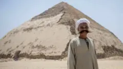 رجل يقف أمام الهرم