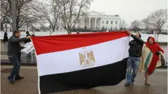 متظاهرون يرفعون العلم المصري أمام البيت الأبيض